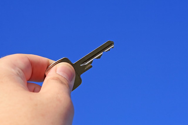 ruka držící klíč od domu