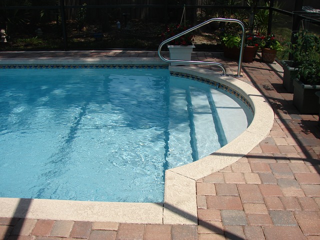Moderní zahradní bazén v zemi.jpg