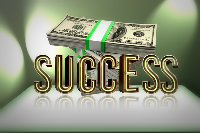 balíček bankovek, nápis „success“