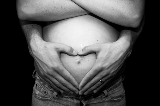 těhotenská fotografie v černobílém provedení